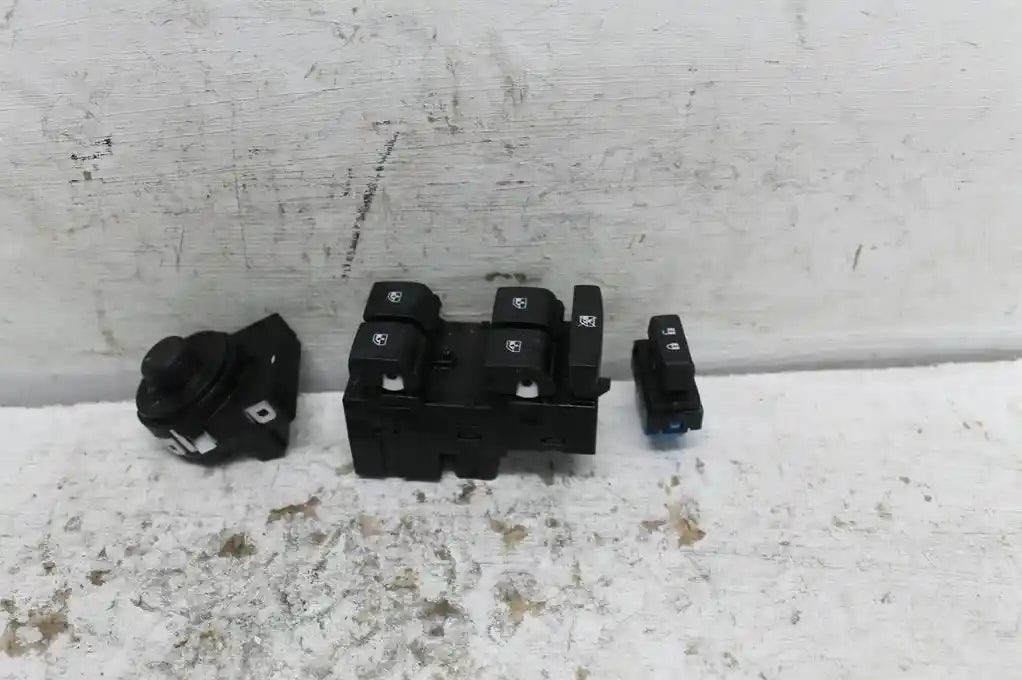 Holden, Trax Power Window Switch Rh Front (Master Switch) Rectangle Style Plug Tj Series 08/13 08/16