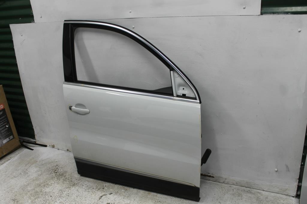 Volkswagen, Tiguan Right Front Door 5N 05/08 08/16