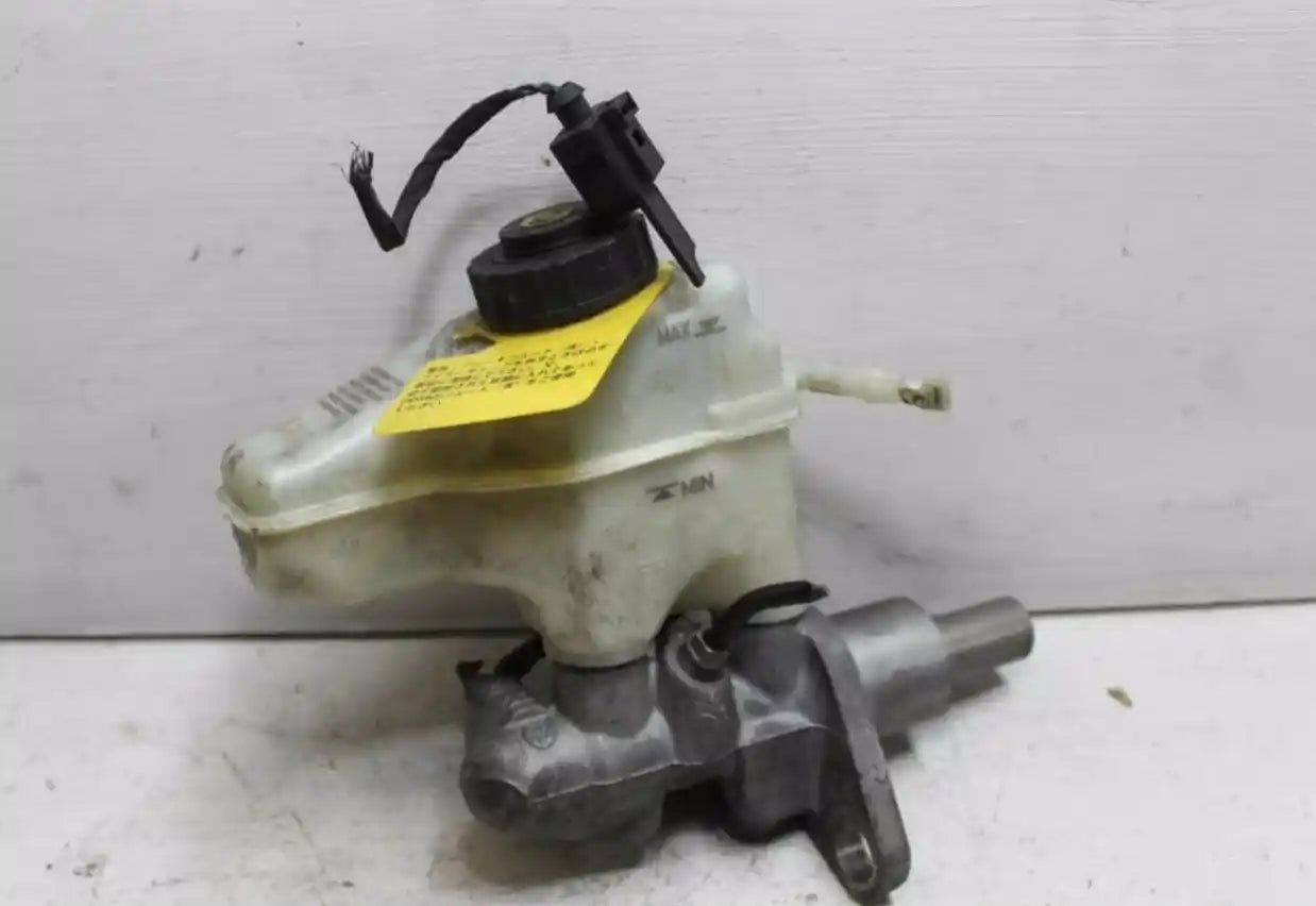 Volkswagen, Golf Master Cylinder Gen 5, W/ Sensor Type, 11/05-02/09 J0016