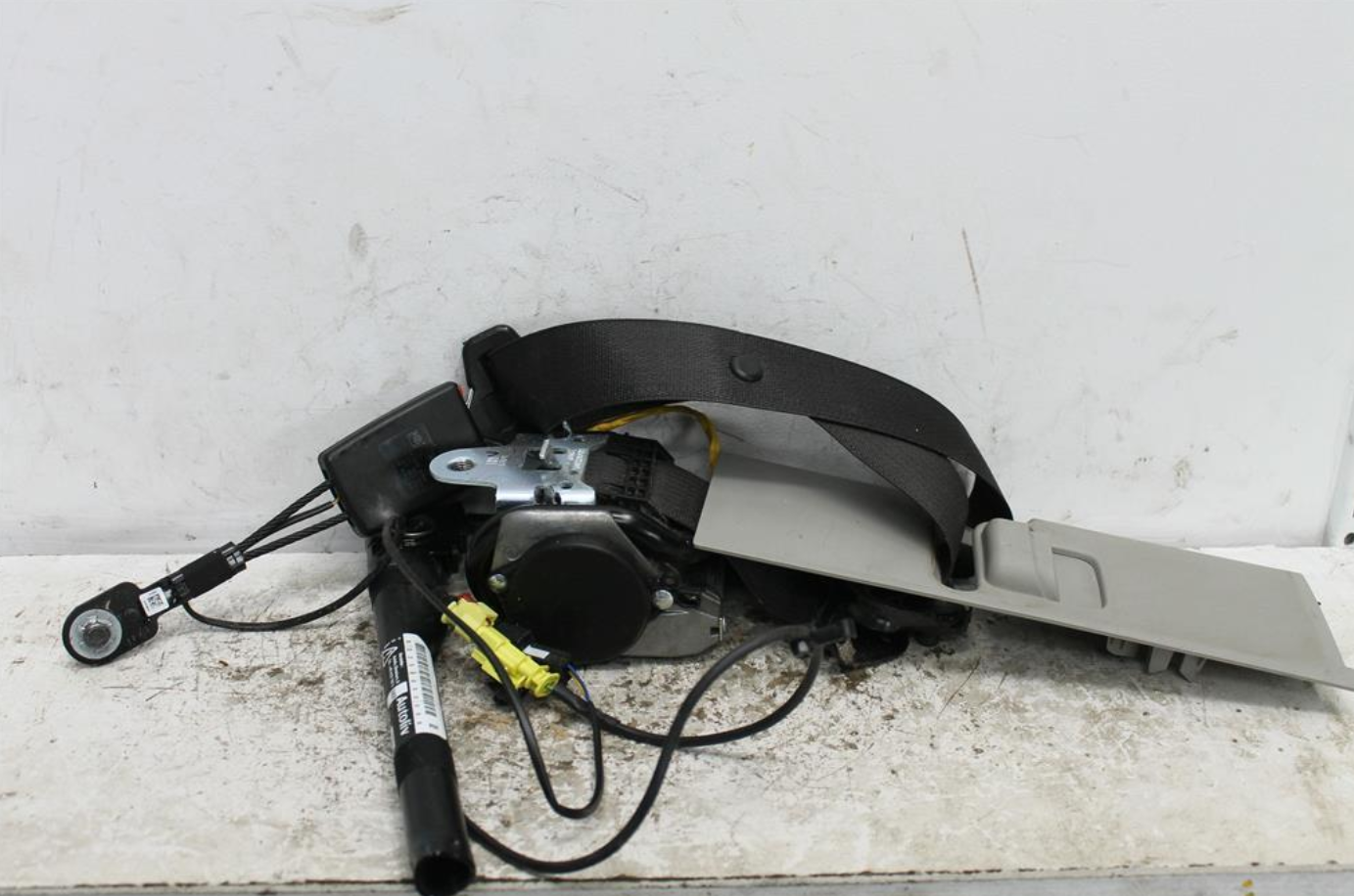 Holden, Cruze Seat Belt Rh Front Assy (Belt And Stalk) Round Plug Type Hatch/Sedan/Wagon Jh 01/15 01/17