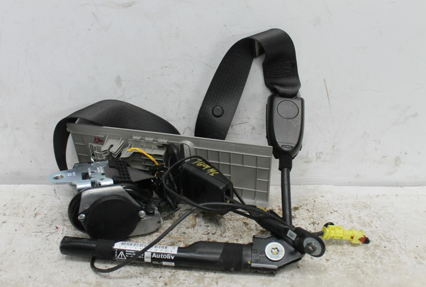 Holden, Cruze Seat Belt Lh Front Assy (Belt And Stalk) Round Plug Type Hatch/Sedan/Wagon Jh 01/15 01/17