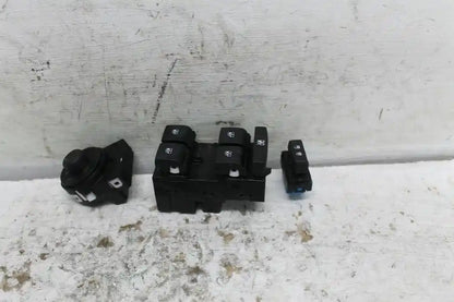 Holden, Trax Power Window Switch Rh Front (Master Switch) Rectangle Style Plug Tj Series 08/13 08/16