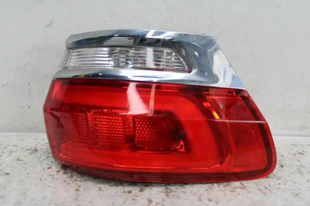 Jeep, Grand Cherokee Left Taillight Wk Laredo/Overland/Limited W/ Chrome Bezel 04/13 02/22