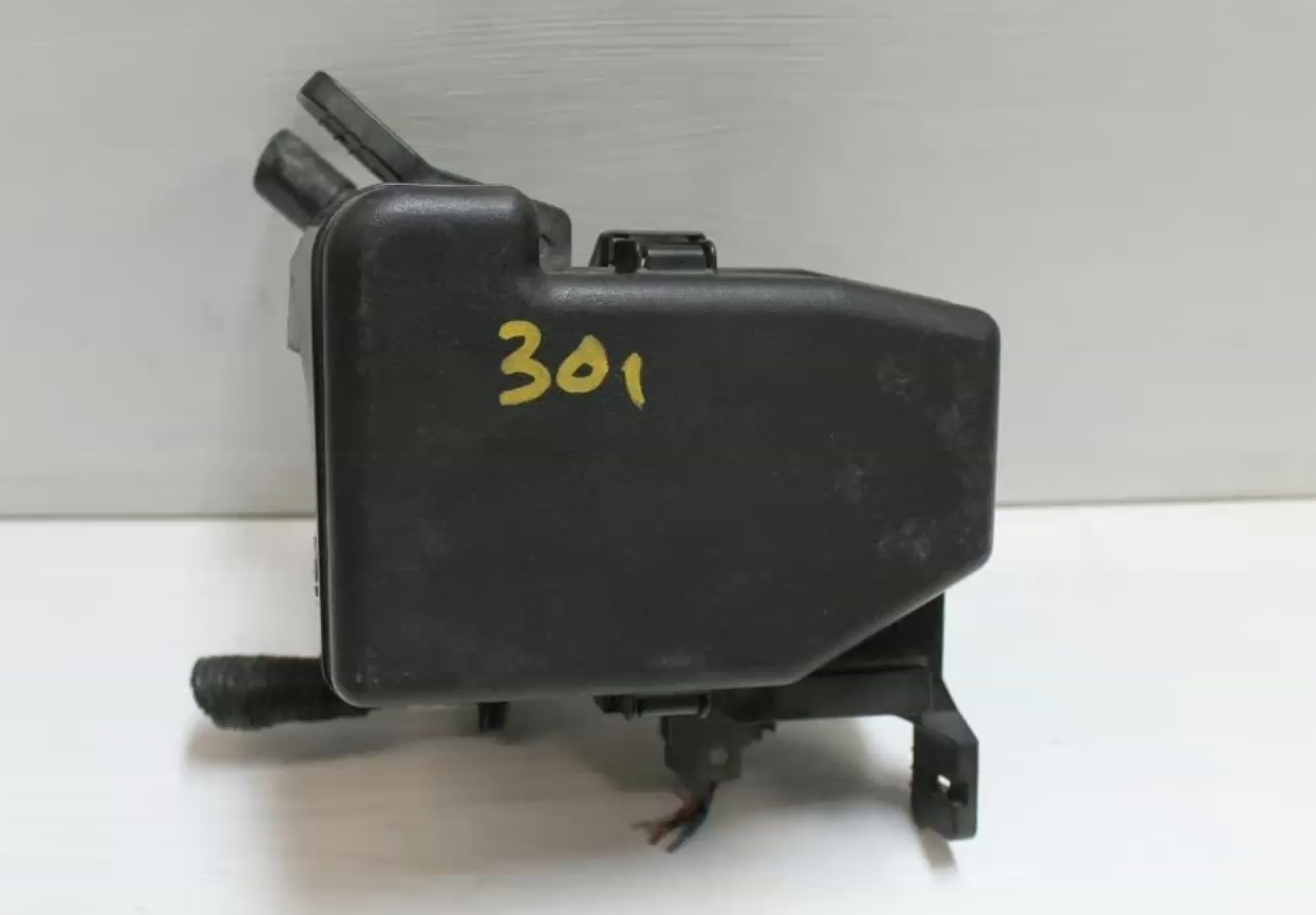 Mazda, 2 Fuse Box Dy Engine Bay 12/02 05/05