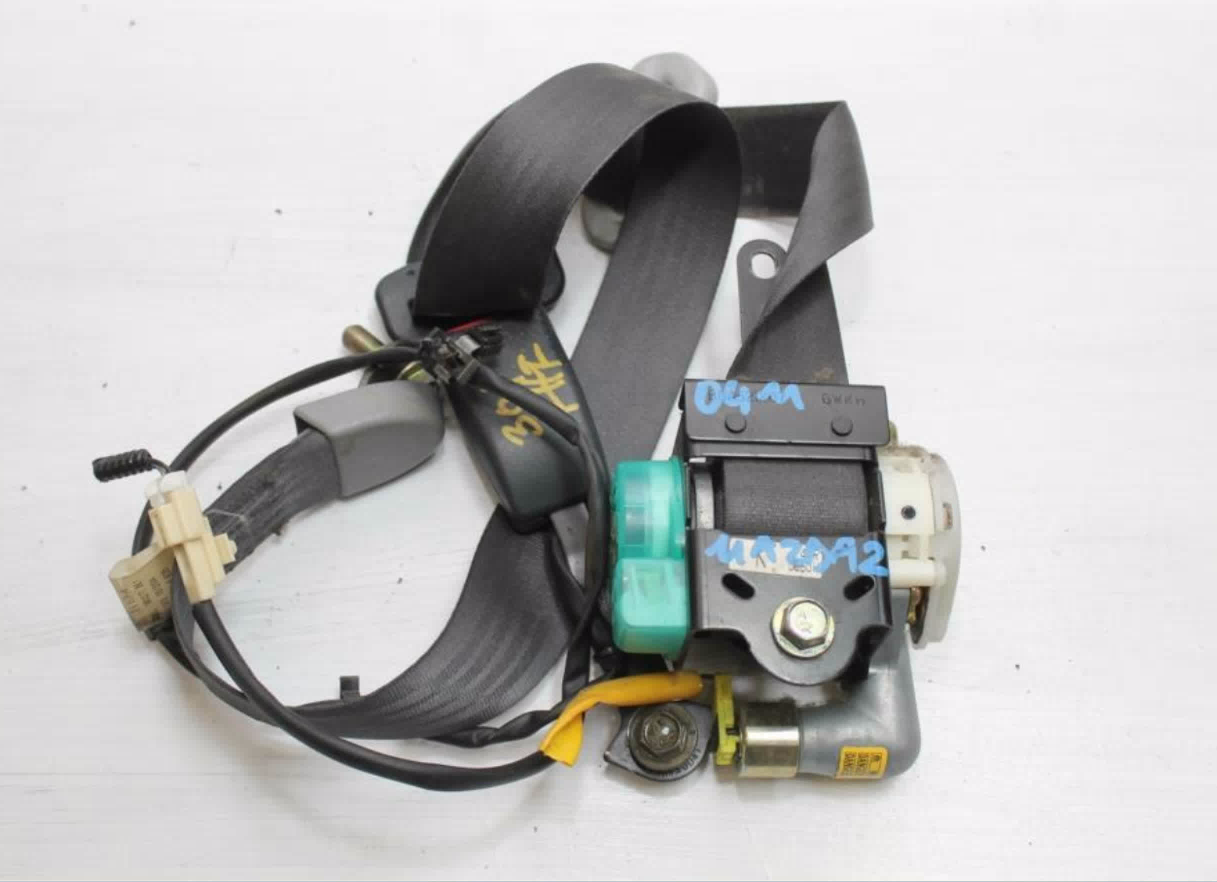 Mazda, 2 Seat Belt Rh Front Assy (Belt And Stalk) Black Dy 12/02 08/07