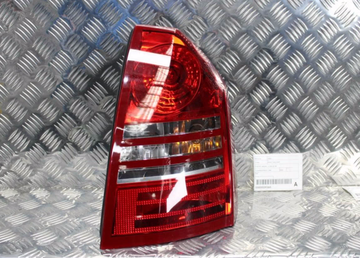 Chrysler, 300C Right Taillight In Body, Sedan, 11/05-02/08